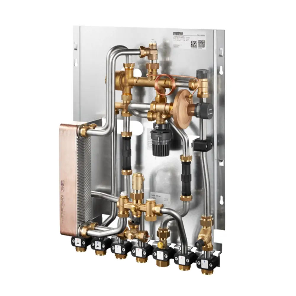 Oventrop Wohnungsstation mit Kupferwärmeübertrager und mehreren Ventilen, verknüpft durch Rohrleitungen auf einer Metallplatte installiert.